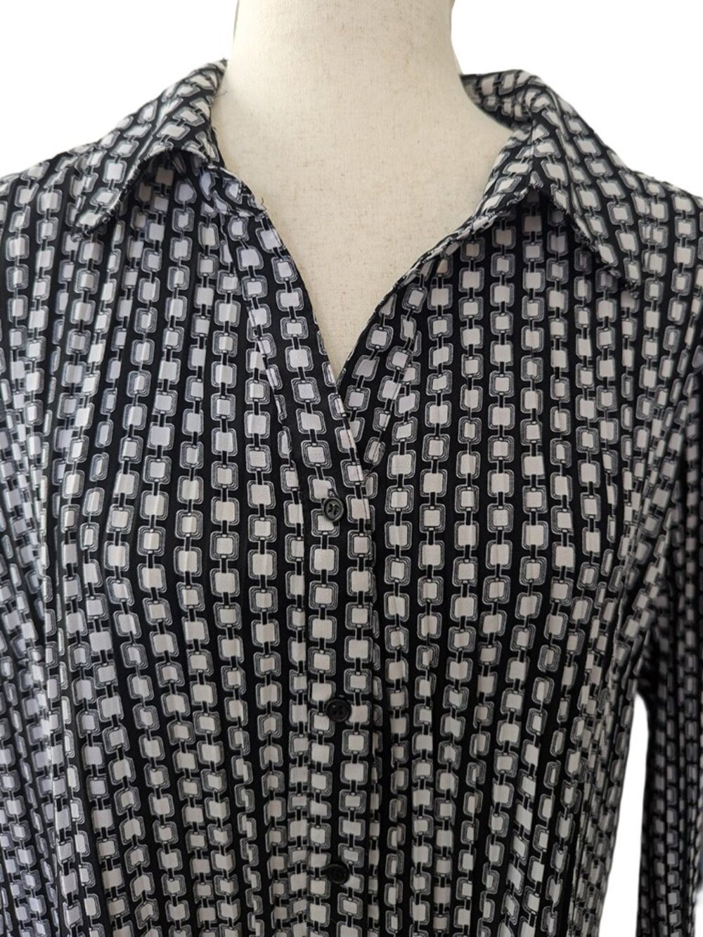 East 5th Black and White Geometric Pleated Button Down Blouse - Picture 3 of 12